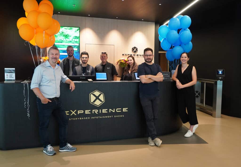 Managing Director Peter Margreiter (front left), Managing Director Felix Kozubek (front center) and Site Manager Alina Priß (front right) together with employees on the first birthday of the immersive show.  